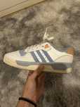 Tenis Adidas laranja e azul