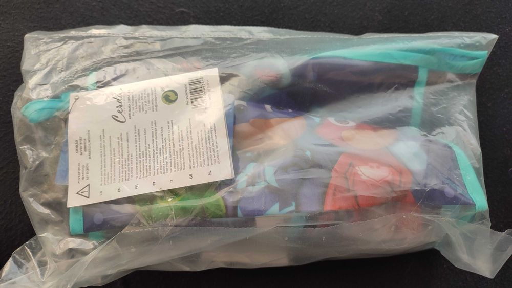 Estojos de higiene das séries Cars e PJ-Masks