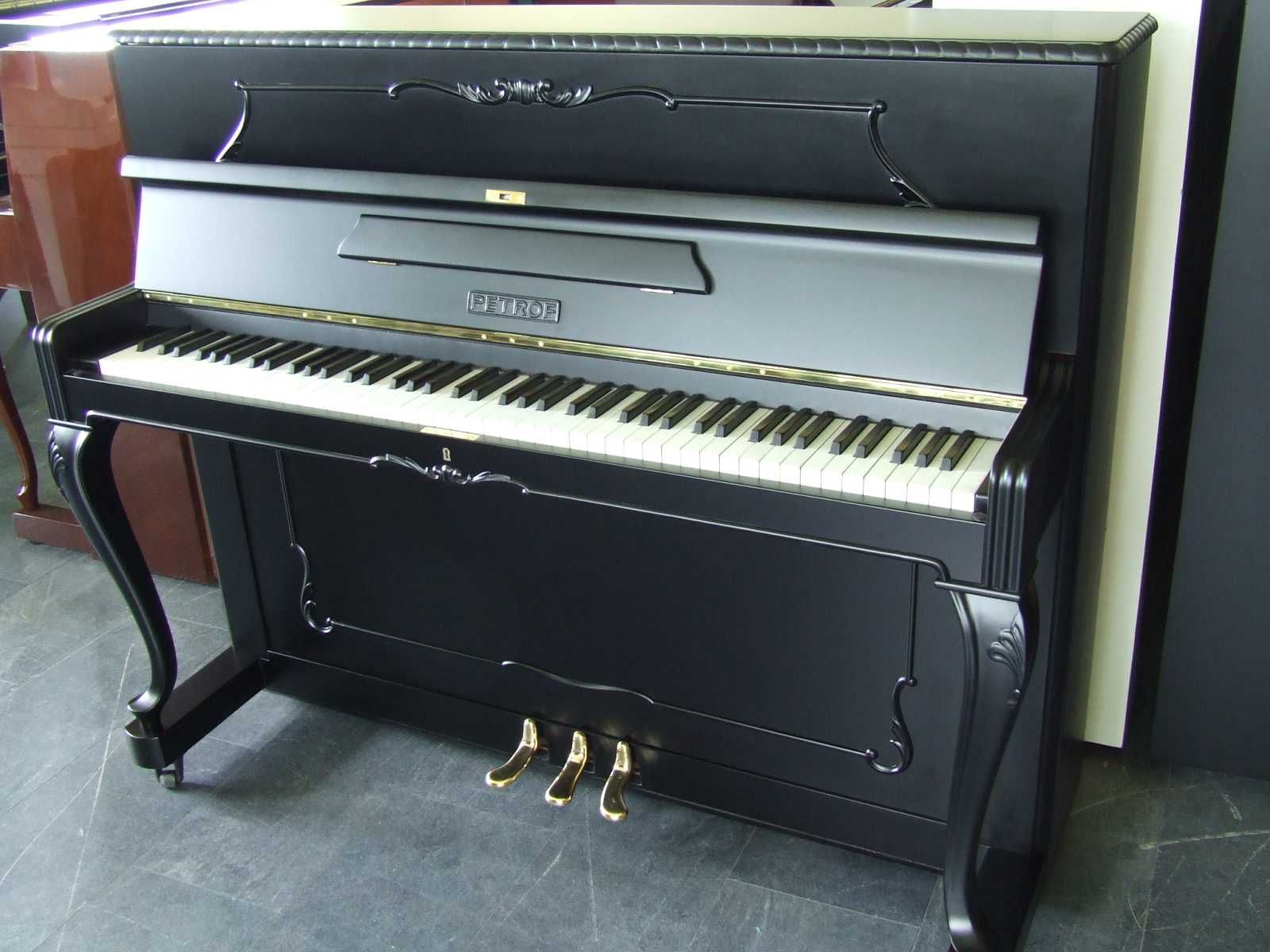 Pianino Petrof czarne po renowacji - instrument i mebel