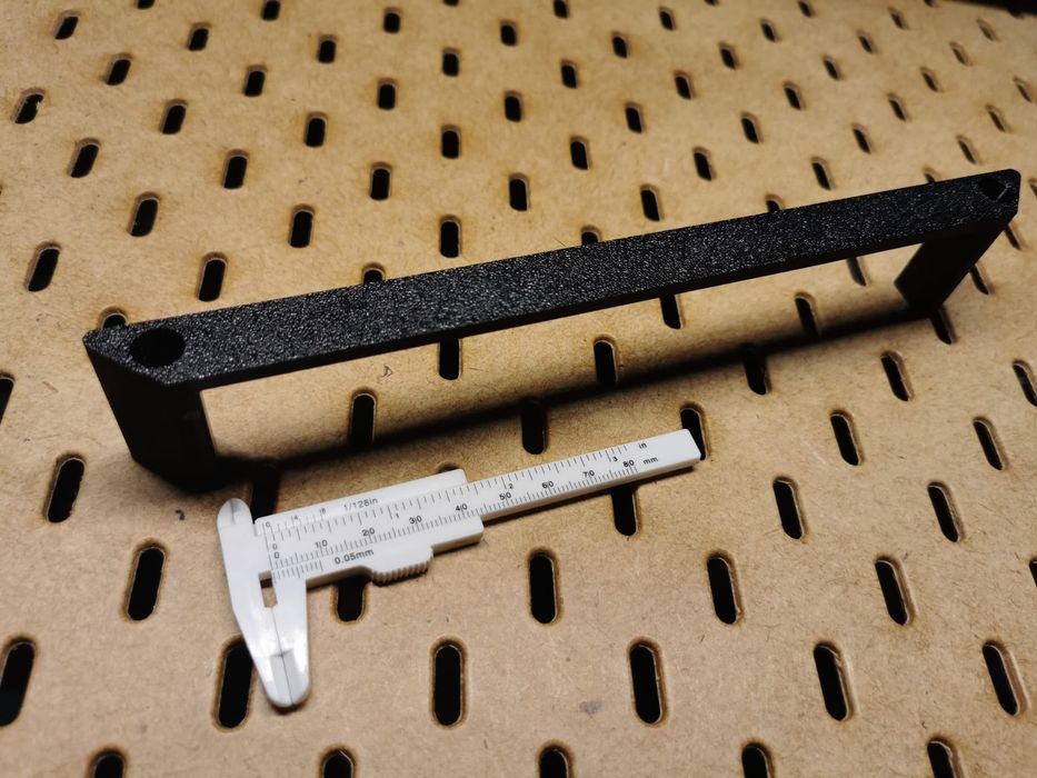 Wieszak na pokrywki do garnków na drzwi szafki