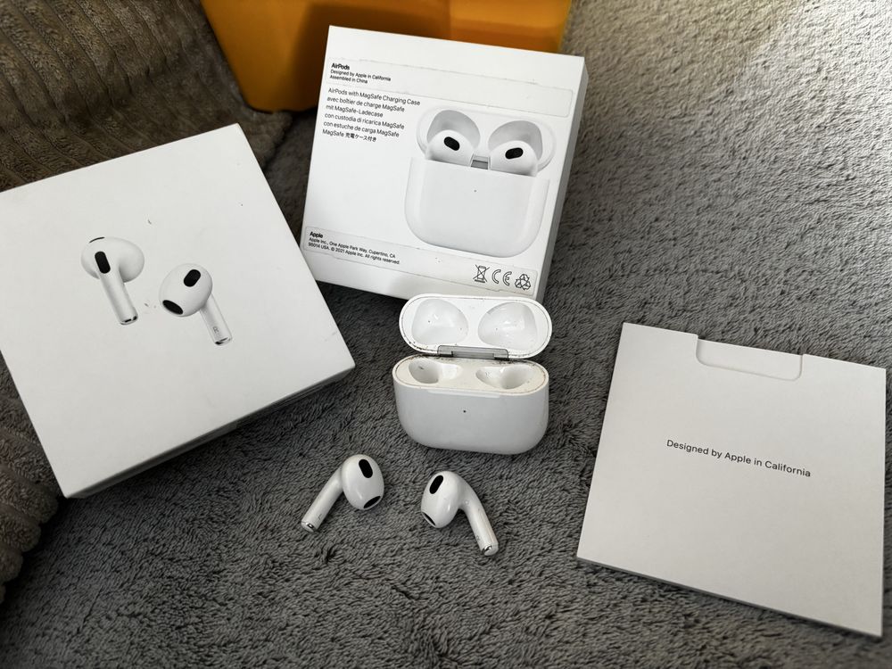 Apple AirPods 3 generacji oryginalne etui lightning mag safe