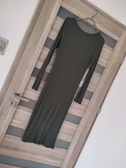 Dzianinowa prążkowana sukienka midi Reserved roz S