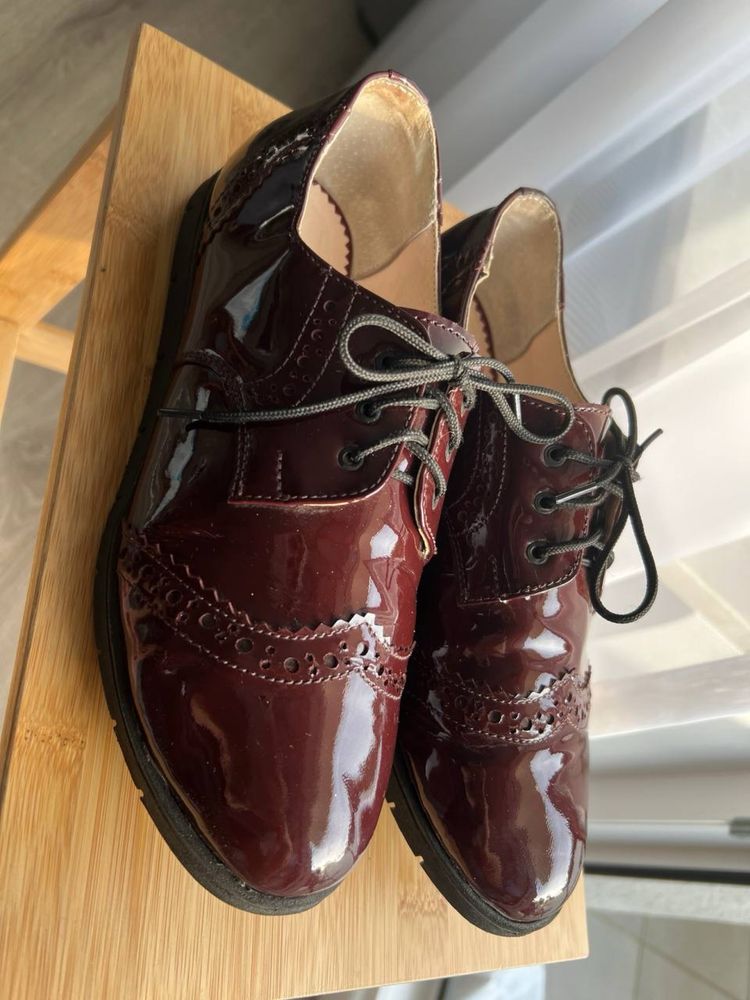 Pantofle damskie brogsy czerwone lakierowane skórzane rozmiar 39