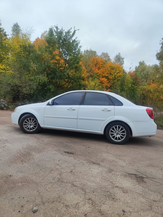 Chevrolet lacetti 2012 року 1.8 бензин