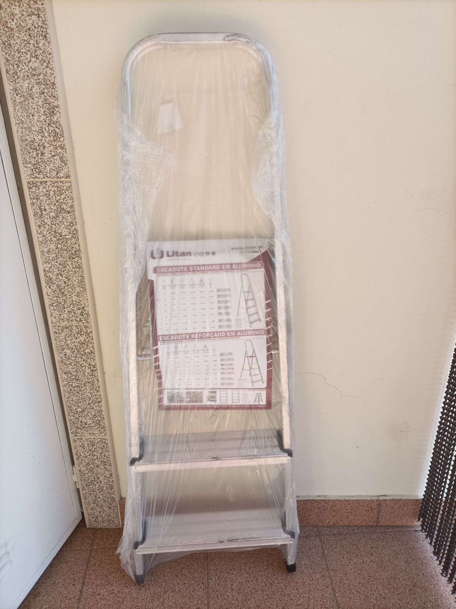 Escadote pequeno em alumínio