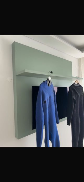 Mesa com gavetas e placa por TV