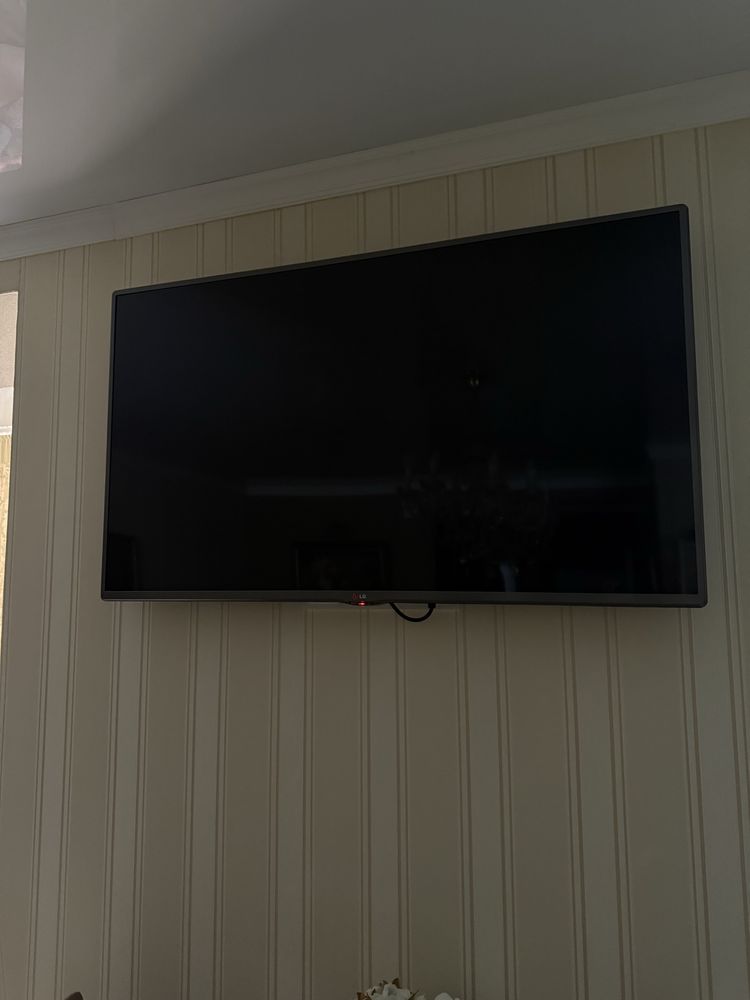 Продам телевизор LG ( не смарт) 43 дюйми