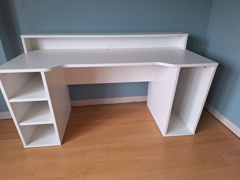 Białe biurko w dobrym stanie