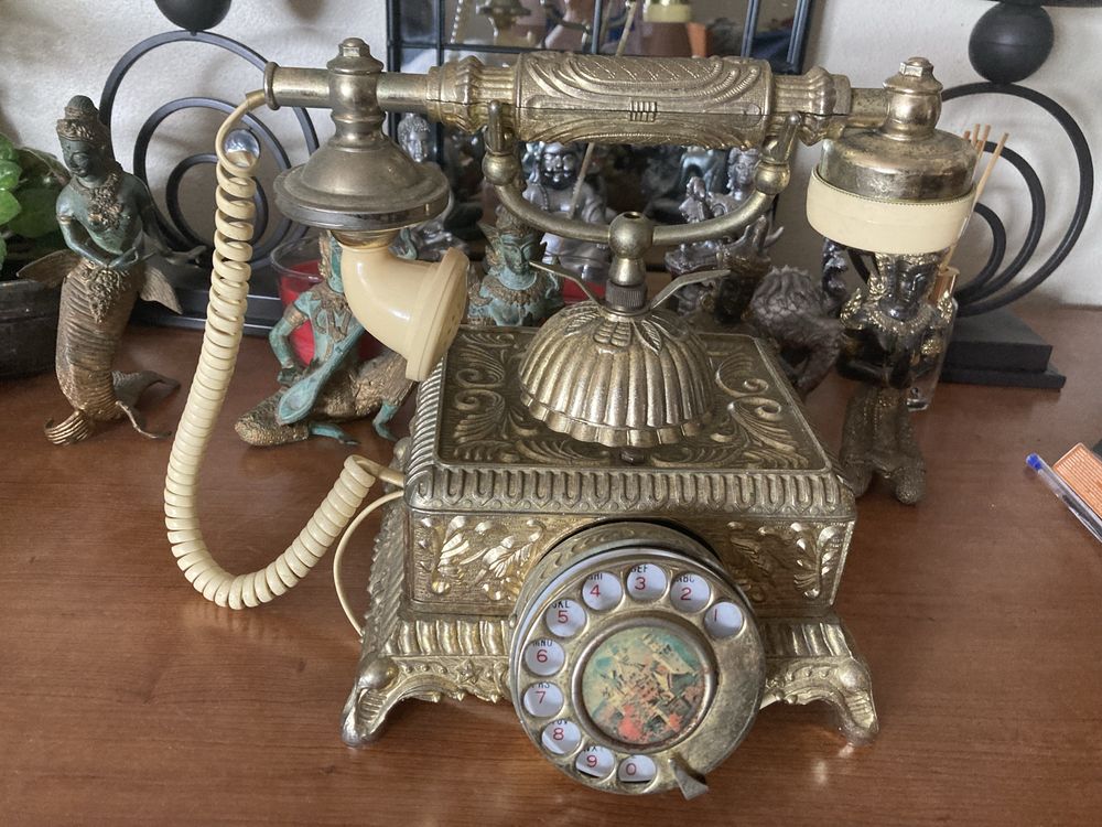 Telefone antigo com fio de ligacao