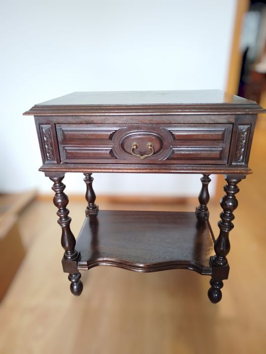 Móvel/mesa cabeceiral em madeira Cerejeira
