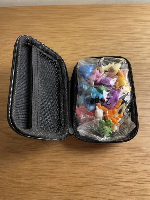 Bolsa com 24 figuras do Pokemon