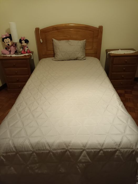 Cama  de solteiro com duas mesinhas de  cabeceiras