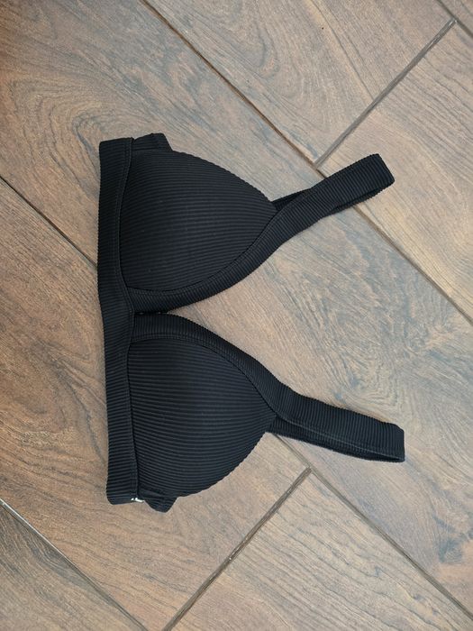 Biustonosz kąpielowy bikini czarny na szerokich ramiączkach prazkowany