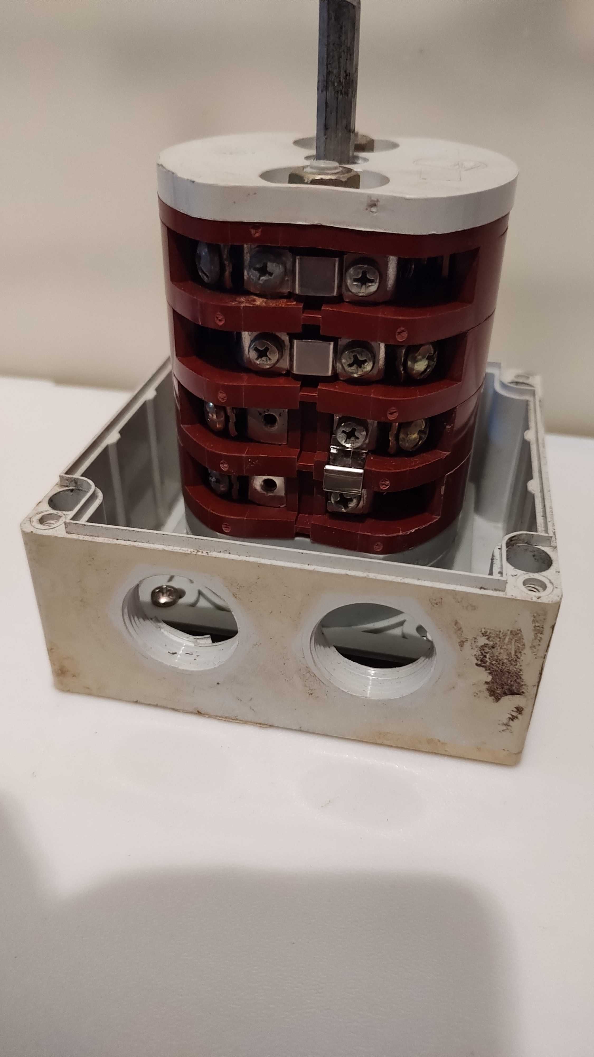 Łącznik krzywkowy 4G63-12-PK /0-Y-D/ 63A Gwiazda-Trójkąt w obudowie