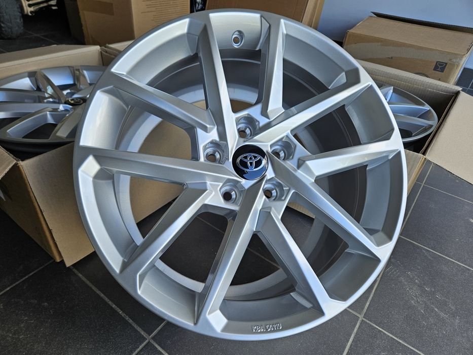 TOYOTA 18 " Nowe 5x114,3 Camry Avensis Auris RAV4 Felgi Srebrne Borbet