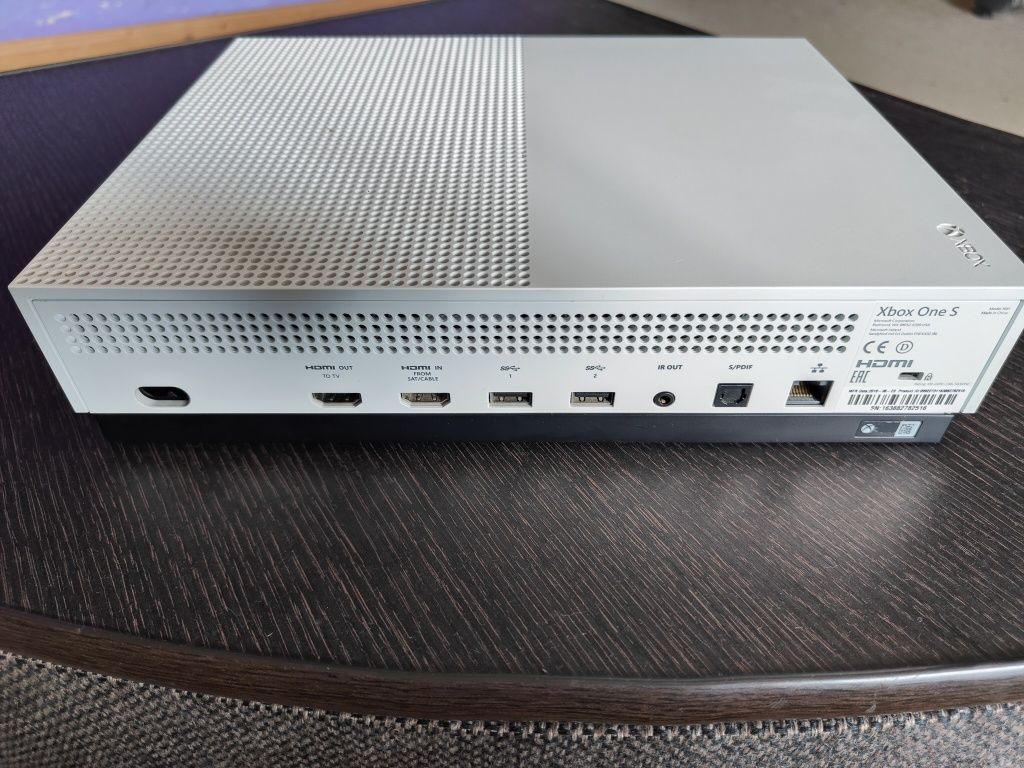Xbox One S 1 Tb + зарядна станція
