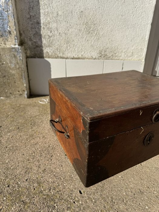 Caixa muito antiga para restauro