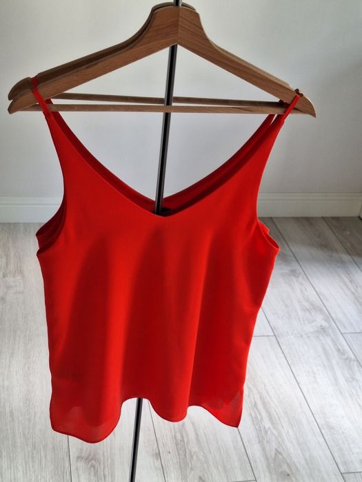 czerwony top na cienkich ramiączkach