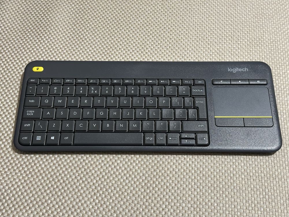 Klawiatura Logitech K400 + plus z touchpadem jak nowa