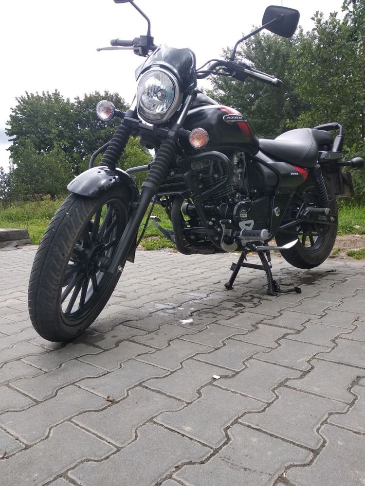 Bajaj avenger 220 street