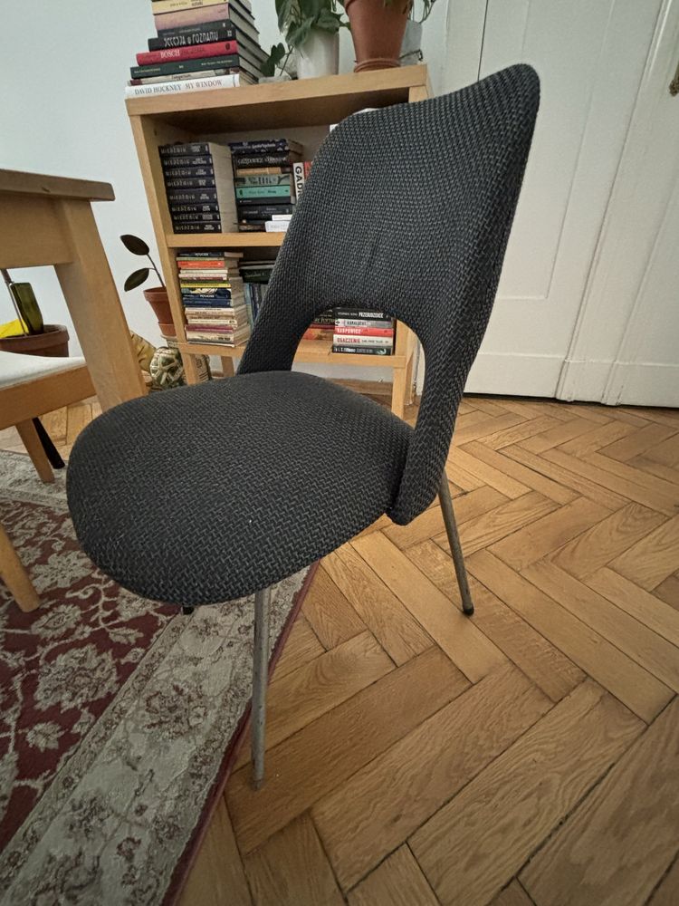 Krzeslo Muszelka z wymieniona tapicerka vintage prl