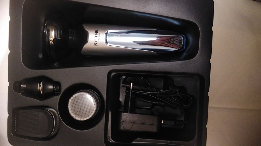 Продам триммер для лица в комплекте четыре насадки новый