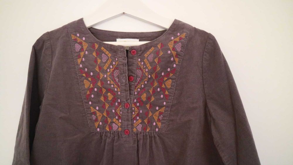 Vestido de bombazine com bordados