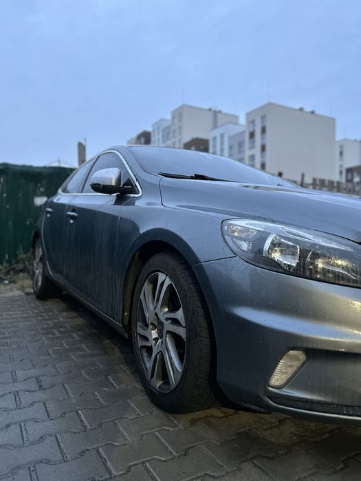Авто Volvo v40 2015 року