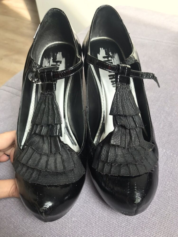 Buty na obcasie lakierkowe