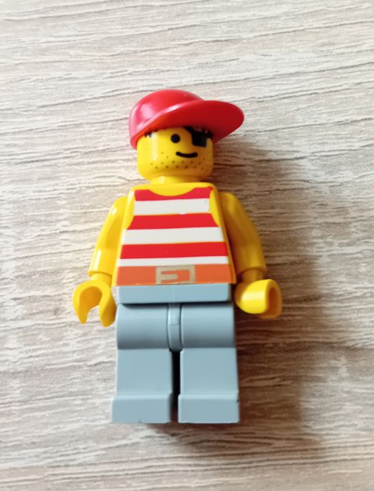 Figurka lego pirat.