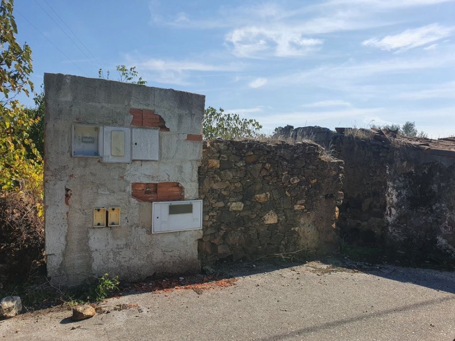 Casa em ruínas para reconstrução