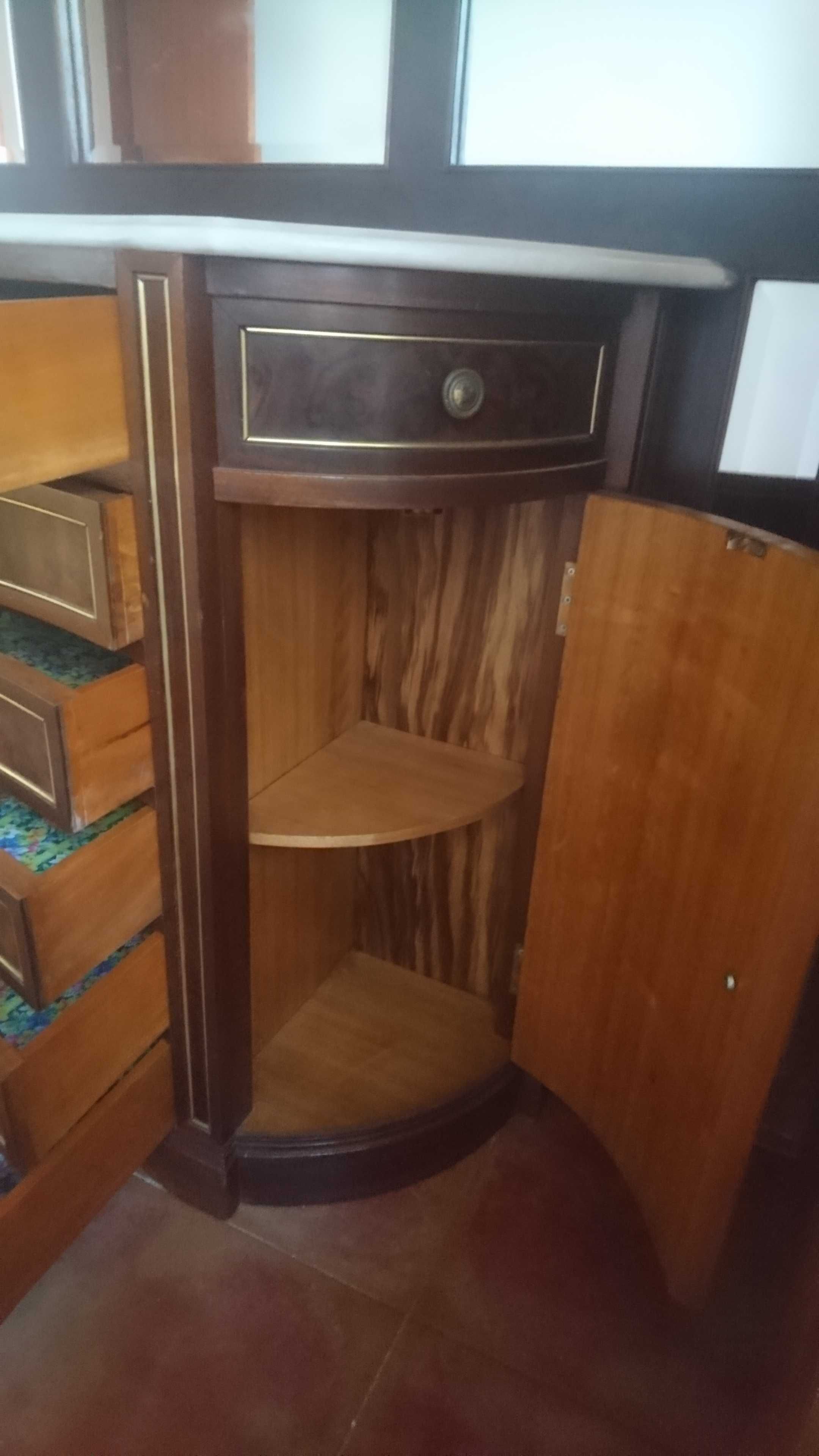 Armário de espelho com cômoda