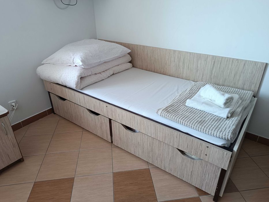 Solidne łóżko z szufladami.