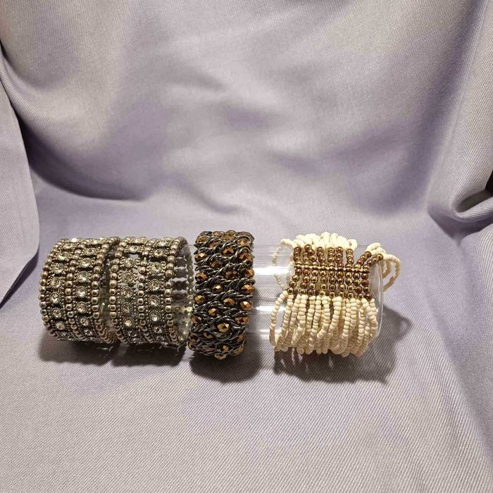 Браслети різні за дизайном та ціною