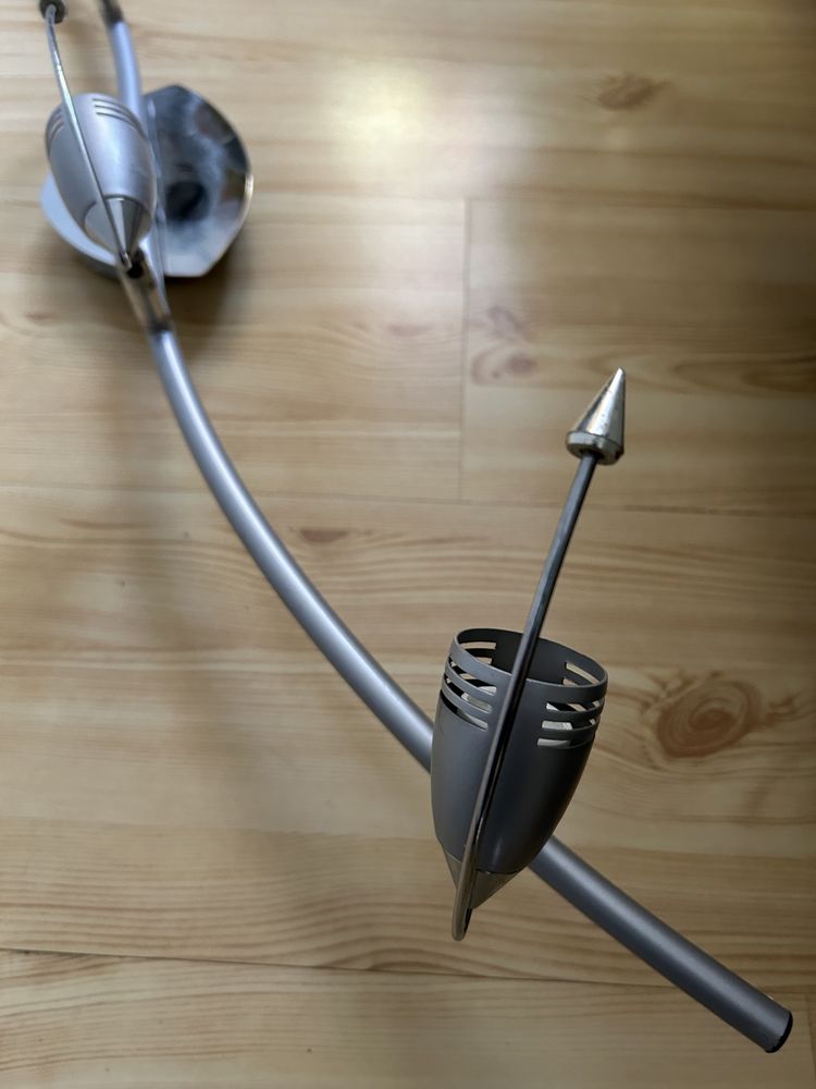 Lampa sufitowa srebrnego koloru.