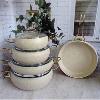 Conjunto de panelas e frigideira OMS (novo). Cor: creme.