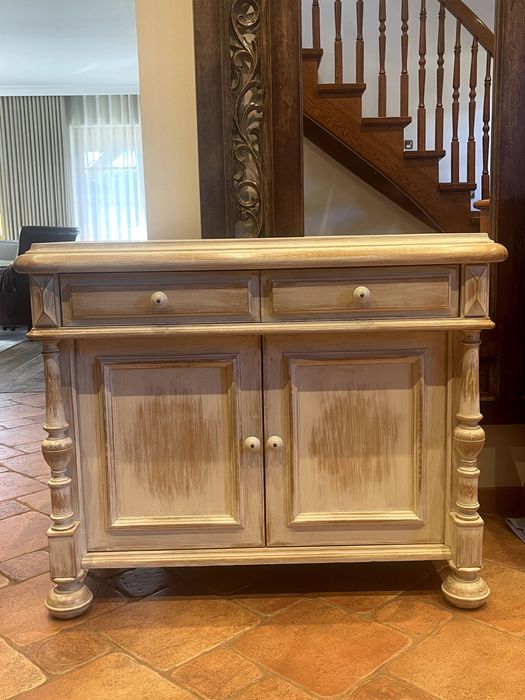 Bielona szafka z dwoma szufladami w stylu rustykalnym