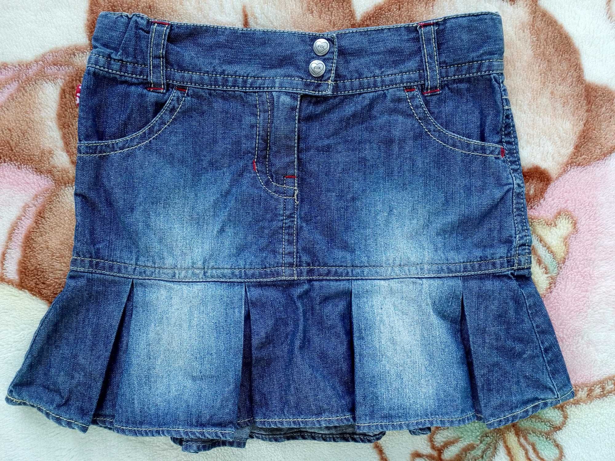 Niebieska haftowana plisowana spódnica jeansowa 128 w kwiatki jak nowa