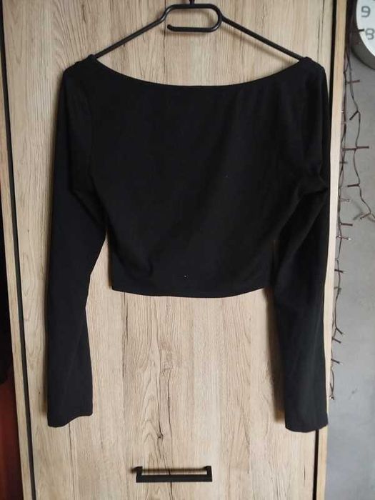 Czarny marszczony crop top tshirt z długim rękawem dekolt v petite