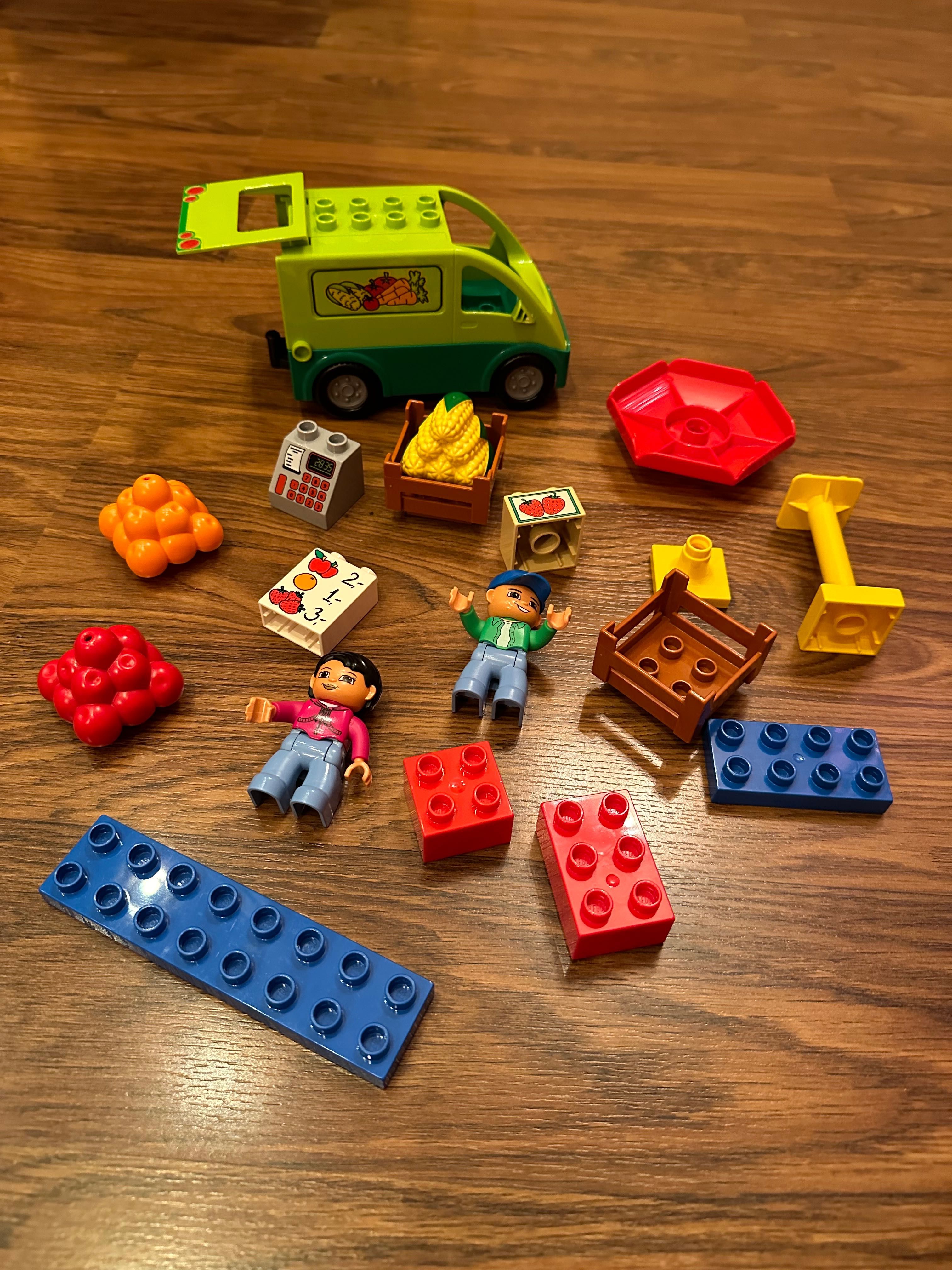 Конструктор LEGO Святковий поїзд Міккі та Мінні та фургон з фруктами