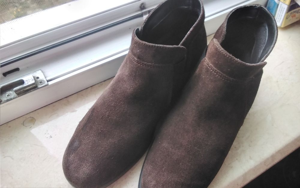 Ботильоны из натуральной замши английской кампании CLARKS