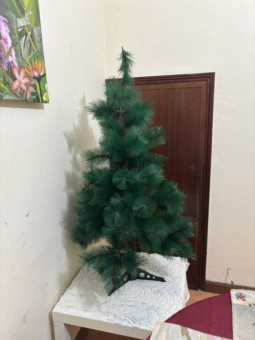 Arvore de natal com bolinhas douradas e pisca