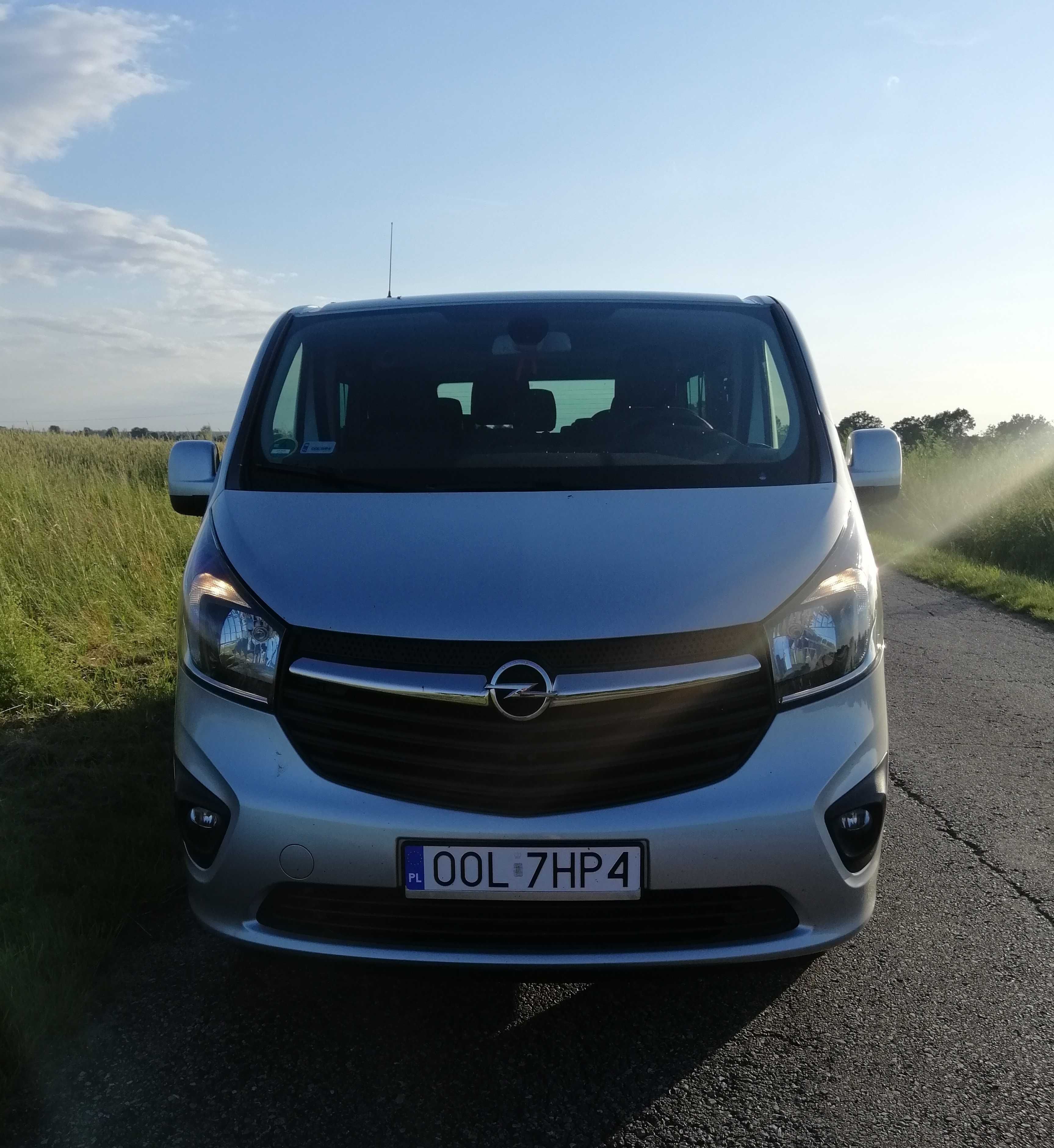 Wynajem busa Opel Vivaro LONG - 9 osobowy