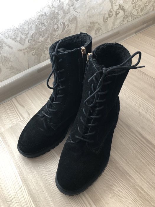 Чорні ботильйони з екозамші з утепленням