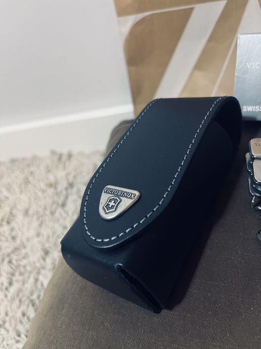Noz scyzoryk nowy Victorinox szwajcarski z akcesoriamj