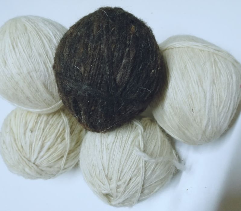 Novelos de lã fiada de forma artesanal