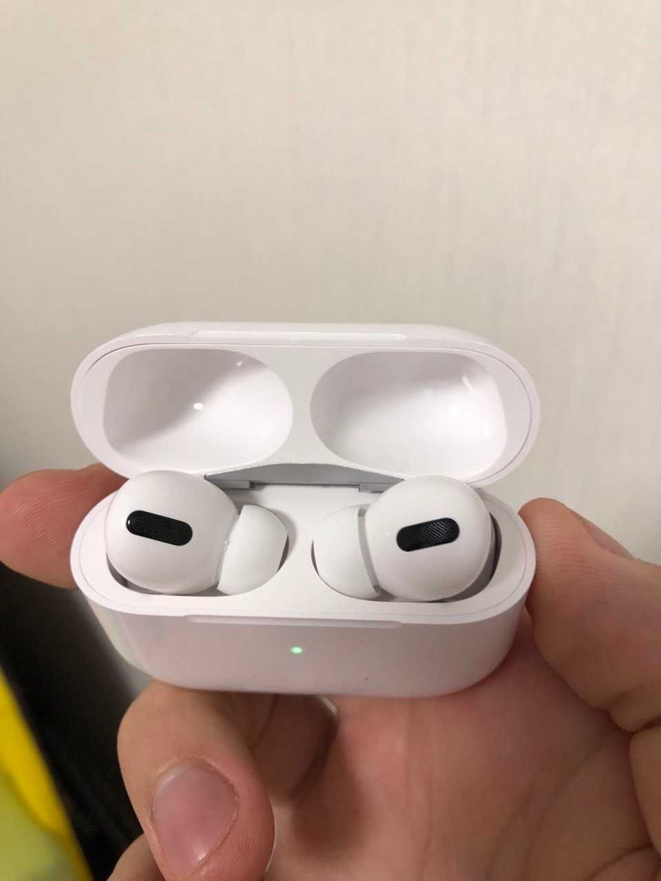 Наушники AirPods Pro без дефектів, повністю cправно працюють.