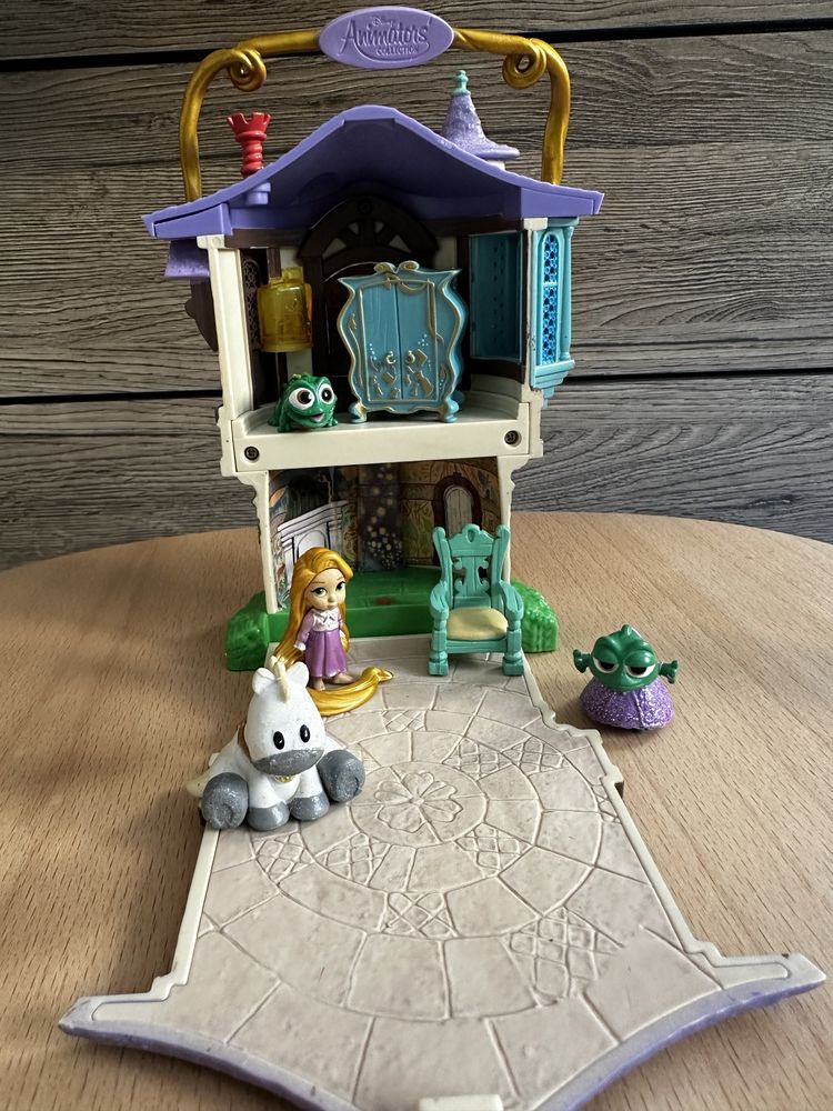 Disney store wieża Roszpunki zamek domek animators figurki maximus pas