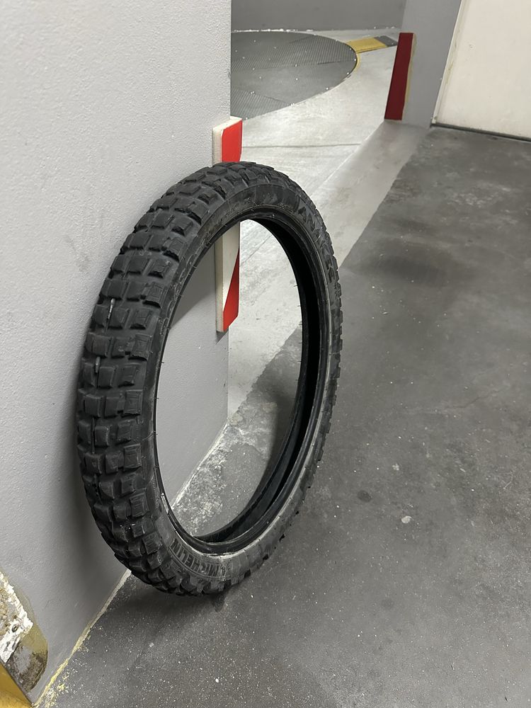 Ofereço - Michelin Anakee Wild frente 90/90-21 (Rasto 25%)