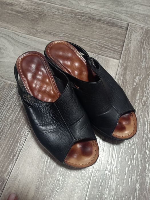 Жіночі шкіряні шльопанці.